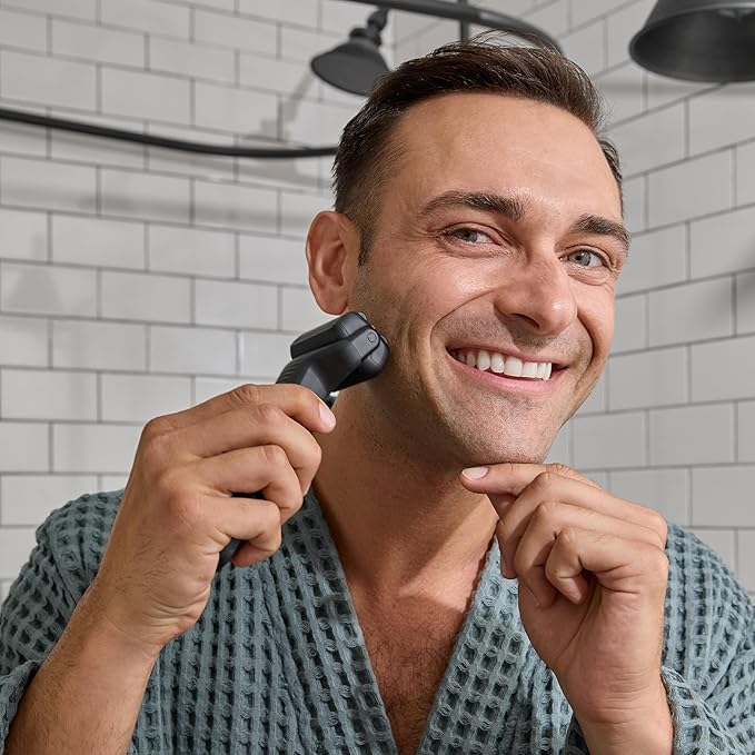 MANSCAPED® The Chairman™ Plus Men’s Electric Foil Face Shaver - Two Interchangeable Blade Heads, SkinSafe® Three-Blade Foil & Precision Sideburn & Jawline Trimmer, USB-C Charging, Gentle on Neck Area